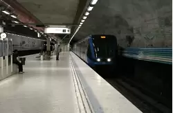 Фото станции метро в Стокгольме — «Риссне» (<span lang=sv>Rissne</span>)