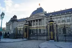 Королевский дворец Брюсселя — если над дворцом флаг, значит король в своей резиденции