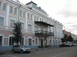 Бывшая гостиница «Царь Град». Улица Андропова — все дома на ней занимает Городская администрация