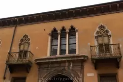 Трифора — окно, разделенное на три части мраморными колоннами, является типичным элементом венецианской готики (Дворец Боттаджизио)