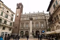 Колонна Святого Марка на фоне палаццо Маффеи, построена в 1524 году и символизирует власть Венеции над Вероной