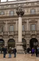 Колонна Святого Марка символизирует власть Венеции над Вероной — крылатый лев является символом Венецианской республики