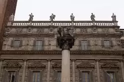 Шесть статуй на дворце Маффеи изображают Минерву, Аполлона, Меркурия, Венеру, Юпитера и Геркулеса