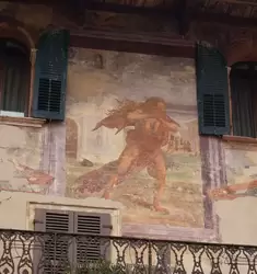 Дом Маццанти украшают фрески Альберто Кавалли, изображающие аллегории хорошего управления, милосердия, зависти и невежества