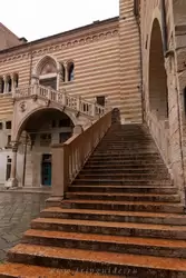 Дворец Коммуны — Парадная лестница правосудия во внутреннем дворе