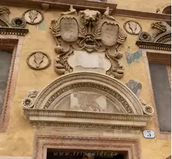 Дворец Коммуны — фасад, выходящий на площадь Синьории, отражает разнообразие его использования в разные века