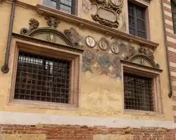 Дворец Коммуны — фасад, выходящий на площадь Синьории, отражает разнообразие его использования в разные века