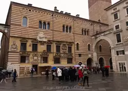 Дворец Коммуны — фасад, выходящий на площадь Синьории, видны следы крылатого льва — символа Венеции, которого пытались уничтожить, предположительно австрийцы