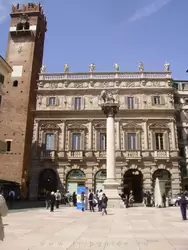 Пьяцца делле Эрбе (Piazza delle Erbe, буквально — «площадь трав»), колонна со львом Святого Марка — символом Венеции, под властью которой город был 400 лет