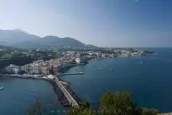Вид на остров Искья со смотровой площадки