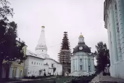 Троице-Сергиева лавра. Смоленская церковь и Больничные палаты с церковью Зосимы и Савватия