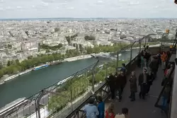 Вид со второго уровня Эйфелевой башни на реку Сену