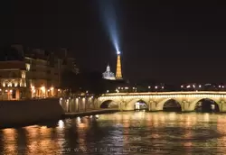 Новый мост и Эйфелева башня ночью