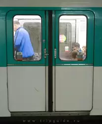 Вагоны метро в Париже