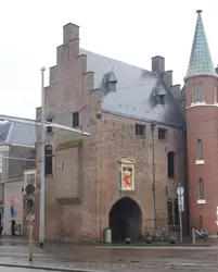 Gevangenpoort — ворота, средневековая тюрьма, теперь музей пыток