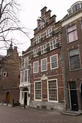 Het Wapen van Savoyen — дом с фронтоном 1565 года. С 1787 до 1807 года использовался как казармы