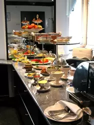 Шведский стол в ресторане в гостинице Октябрьская в Нижнем Новгороде