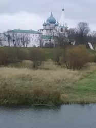 Вид на кремль со стороны реки Каменка в Суздале