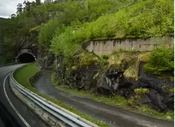 Дорога номер 7 проходит через множество тоннелей, многие из которых кольцевые — созданы чтобы преодолеть перепады высот без большого уклона