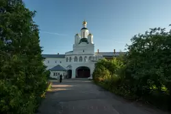 Макарьевский монастырь, Надвратный храм Михаила Архангела